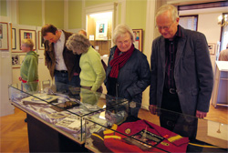 Besucher Vitrine